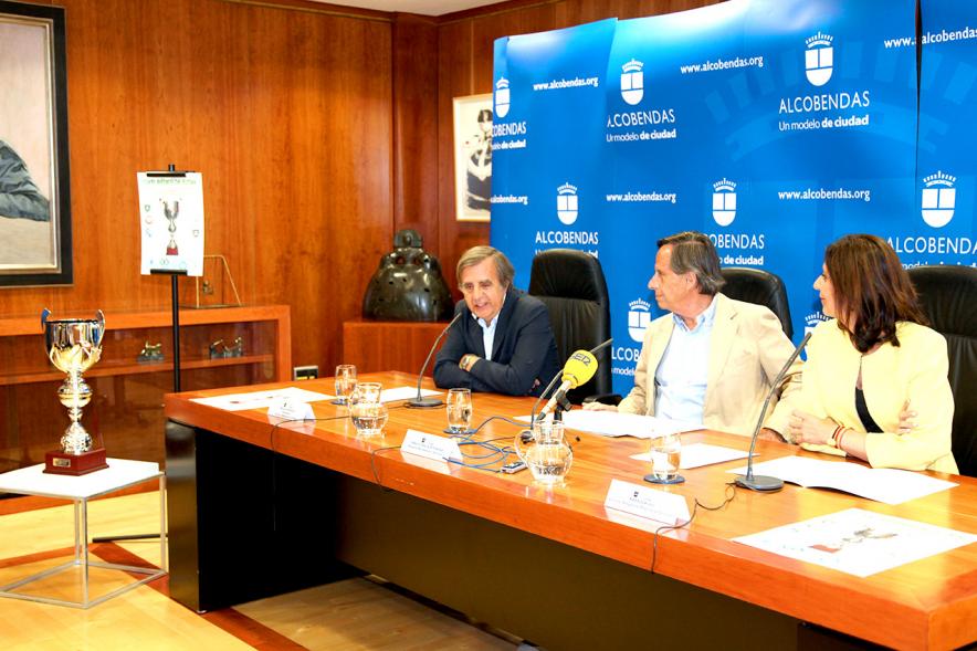 Presentación Copa Ibérica de Futsal -Plano de la mesa principal con las autoridades municipales el representante del Futsal Alcobendas.