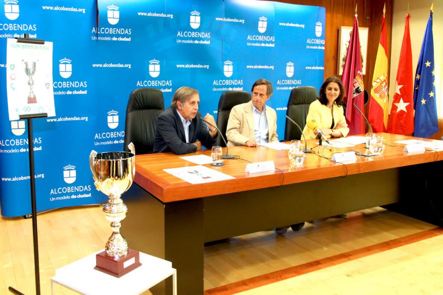 Presentación Copa Ibérica de Futsal - Plano de la mesa principal con las autoridades municipales y el representante del Futsal Alcobendas Miguel Moraga, .
