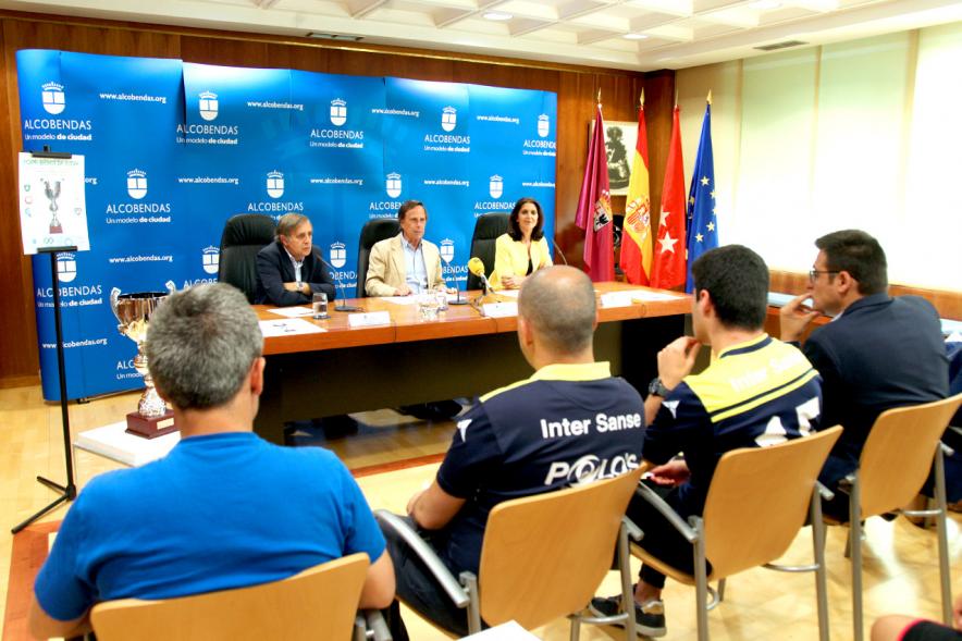 Presentación Copa Ibérica de Futsal - Plano de la mesa principal con las autoridades municipales,  el representante del Futsal Alcobendas y el resto de asistentes.