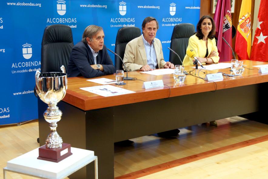 Presentación Copa Ibérica de Futsal -Plano de la mesa principal con las autoridades municipales el representante del Futsal Alcobendas y el trofeo.