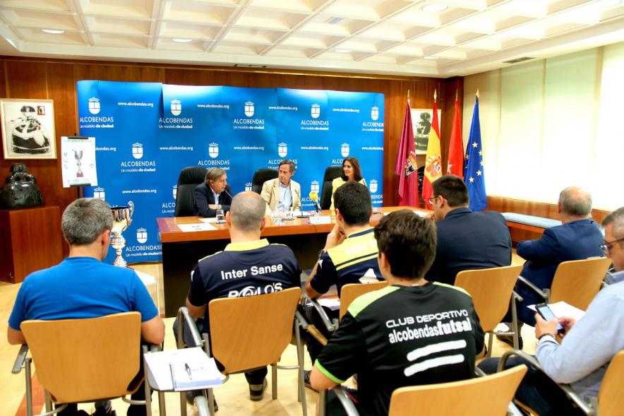 Presentación Copa Ibérica de Futsal - Panorámica de la mesa principal con las autoridades municipales el representante del Futsal Alcobendas   y los asistentes.