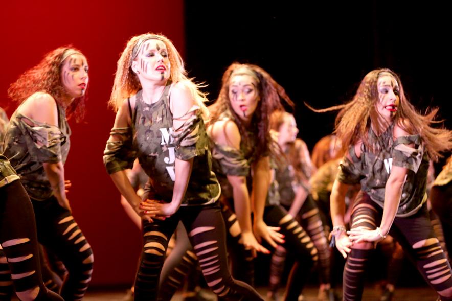 Gala VIIIº Certamen Día Mundial de la Danza ADAE - Grupo de bailarinas   en una danza de ritual.