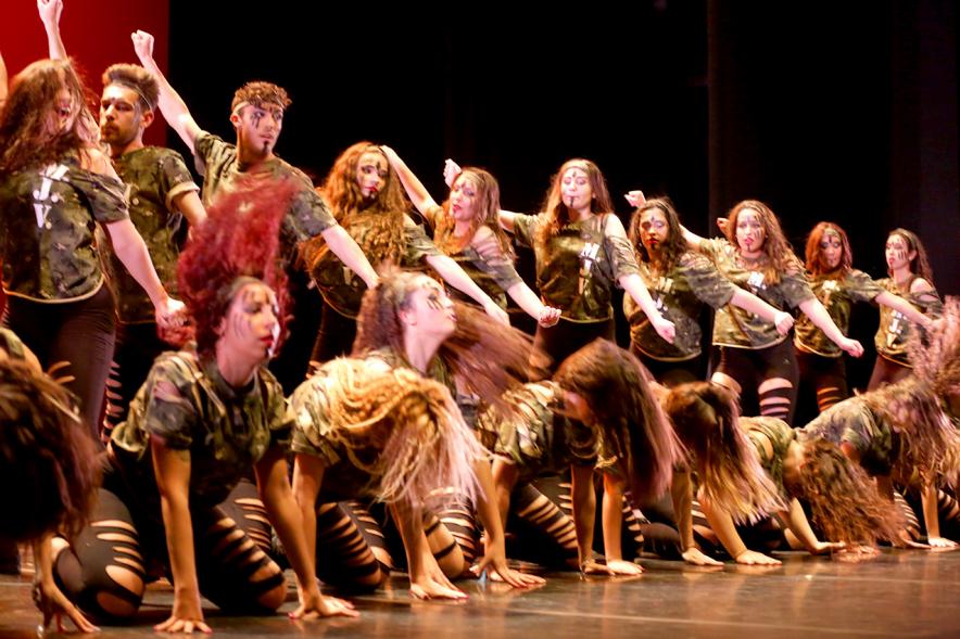 Gala VIIIº Certamen Día Mundial de la Danza ADAE - Grupo numeroso de bailarines de danza de ritual.