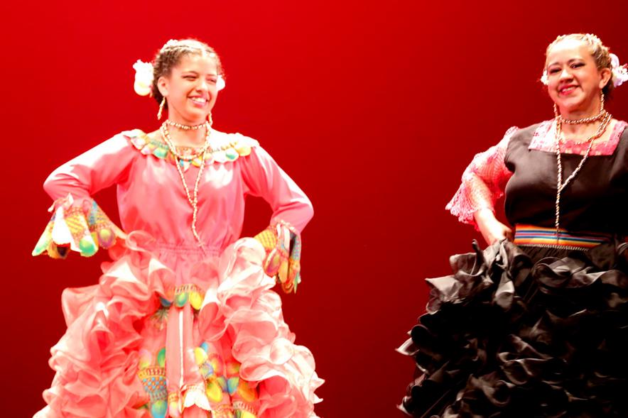 Gala VIIIº Certamen Día Mundial de la Danza ADAE - Imagen de dos bailarinas vestidas de faralaes.