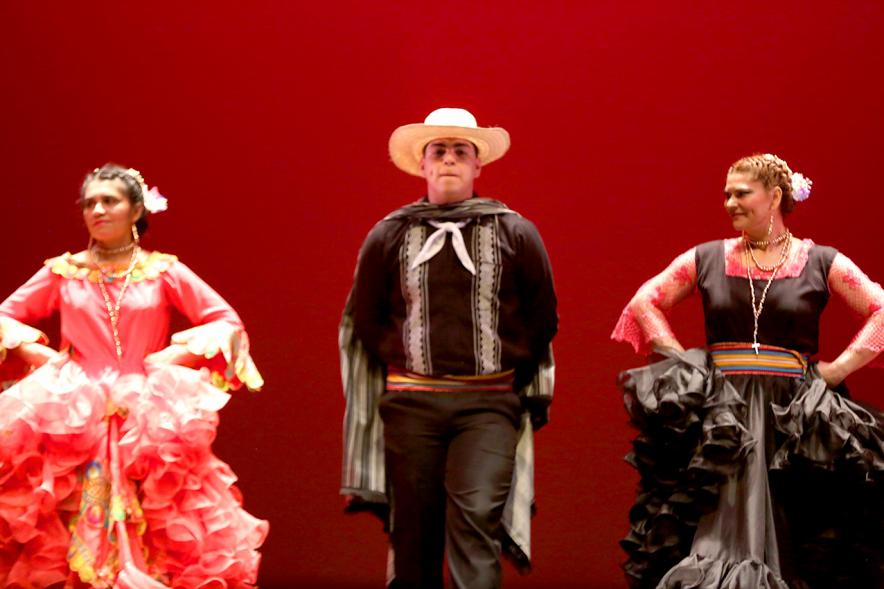 Gala VIIIº Certamen Día Mundial de la Danza ADAE -  Tres bailarines típicos de Méjico.