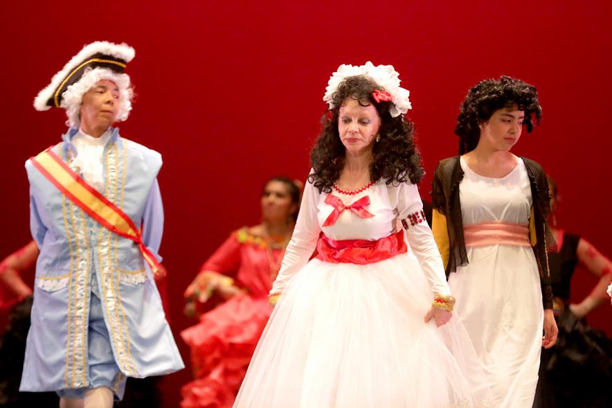 Gala VIIIº Certamen Día Mundial de la Danza ADAE -Imagen de tres bailarines  vestidos de época. 