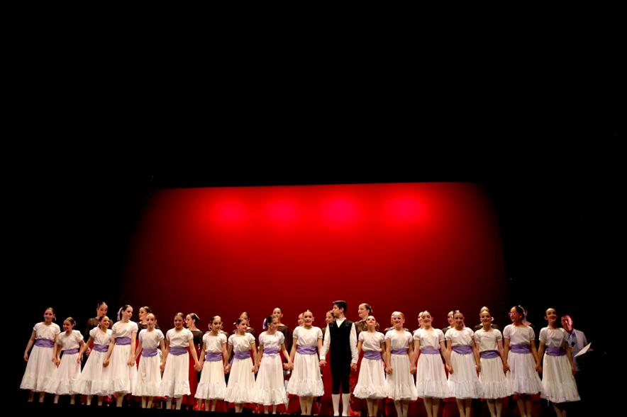 Gala VIIIº Certamen Día Mundial de la Danza ADAE - Primer plano de un grupo de danza. 
