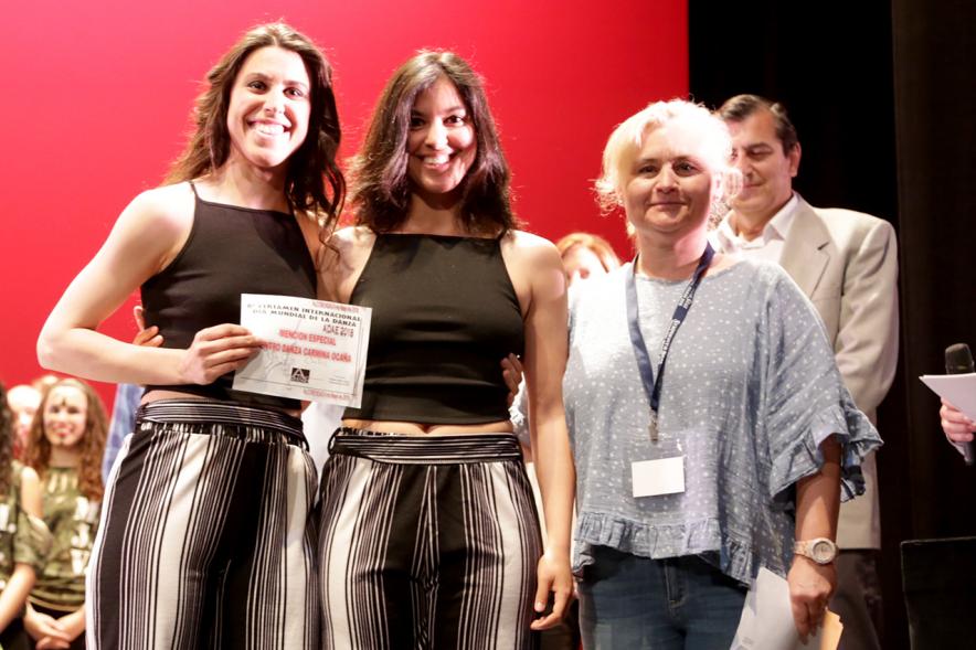 Gala VIIIº Certamen Día Mundial de la Danza ADAE - Imagen de dos bailarinas galardonadas y la organizadora.