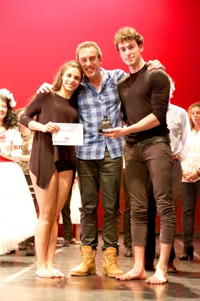 Gala VIIIº Certamen Día Mundial de la Danza ADAE - Imagen de dos bailarines con el coreógrafo.