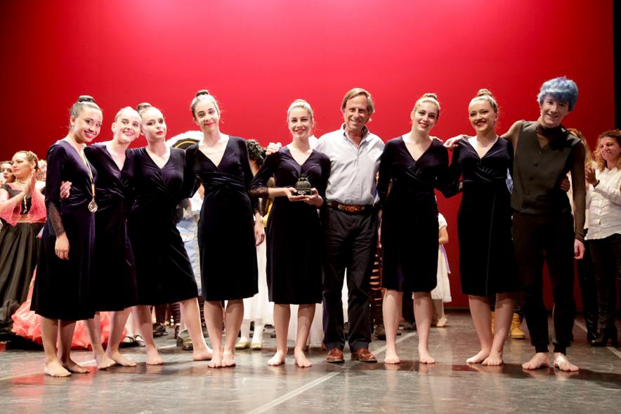 Gala VIIIº Certamen Día Mundial de la Danza ADAE - Posado del alcalde con un grupo de bailarines.