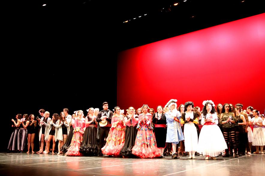 Gala VIIIº Certamen Día Mundial de la Danza ADAE - Posado de todos los bailarines.