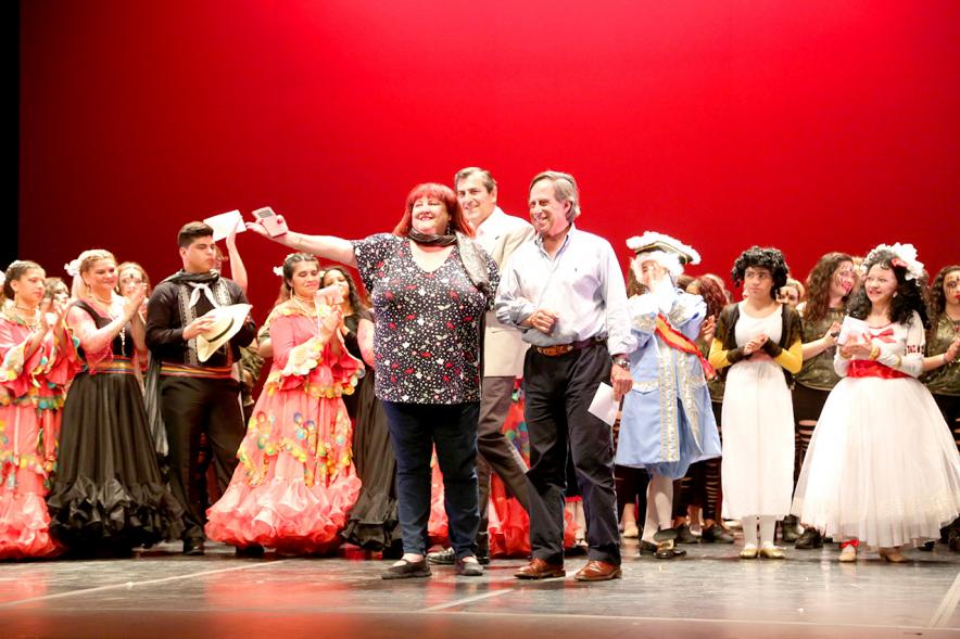 Gala VIIIº Certamen Día Mundial de la Danza ADAE - El escenario con el alcalde y la organizadora del acto.