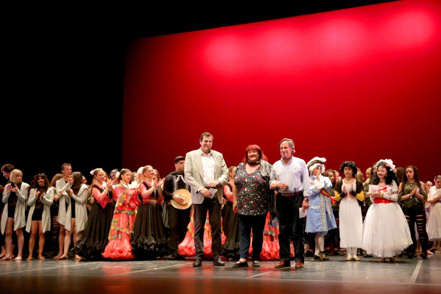Gala VIIIº Certamen Día Mundial de la Danza ADAE - Posado grupal de los bailarines y las autoridades municipales.