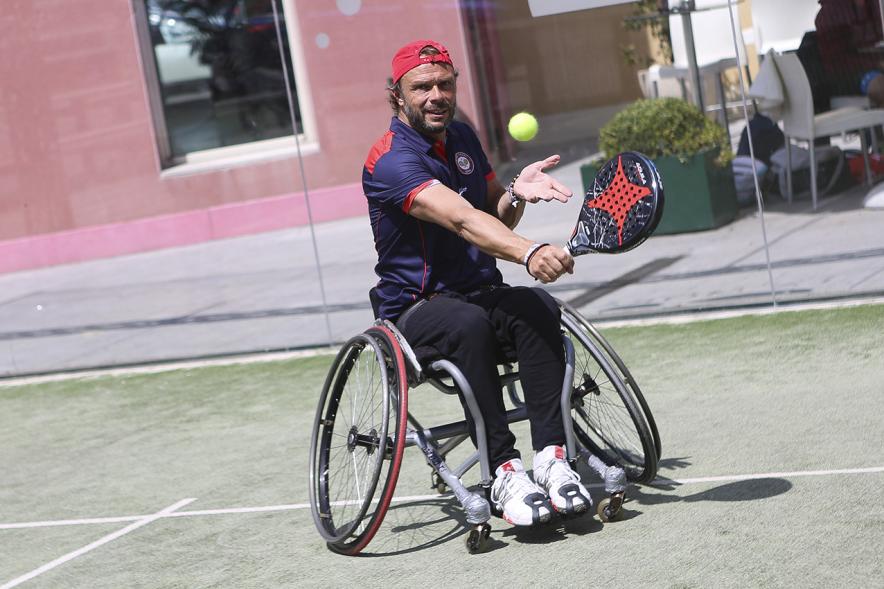 Torneo de Pádel Torrijas Champion Ship a favor de Alex -Imagen de un joven discapacitado jugando al pádel.