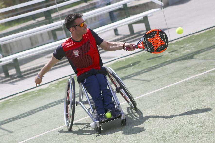 Torneo de Pádel Torrijas Champion Ship a favor de Alex - Imagen de un joven discapacitado jugando al pádel.