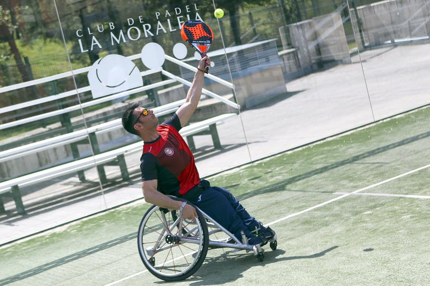 Torneo de Pádel Torrijas Champion Ship a favor de Alex - Primer plano de un joven discapacitado jugando al pádel.