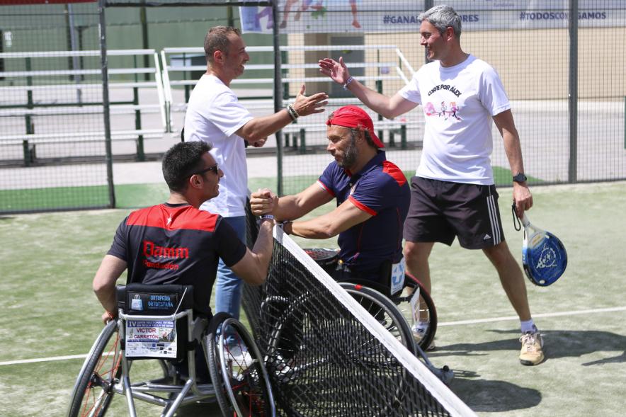 Torneo de Pádel Torrijas Champion Ship a favor de Alex - Imagen de varios jugadores discapacitados con otros jugadores del torneo.