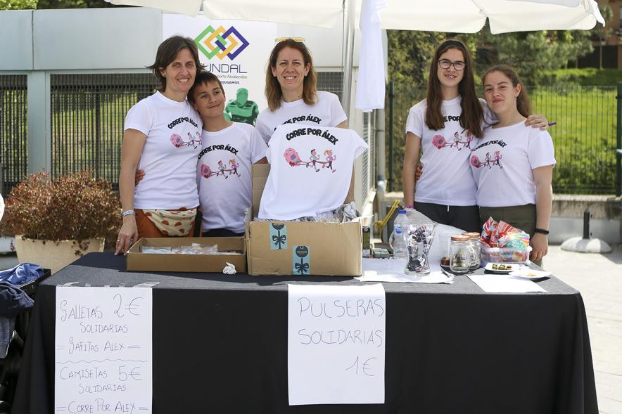Torneo de Pádel Torrijas Champion Ship a favor de Alex - Imagen de un grupo de voluntarias vendiendo  abalorios y dulces.