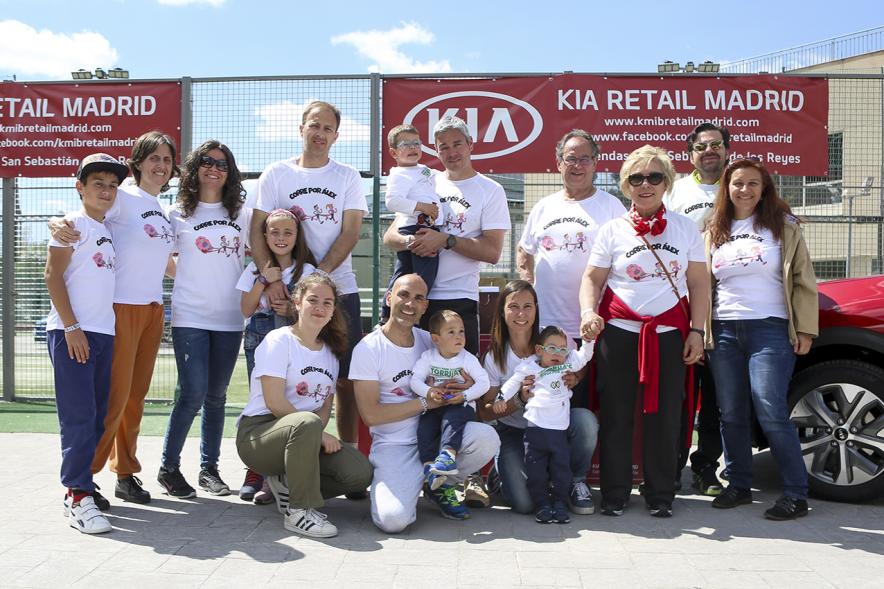 Torneo de Pádel Torrijas Champion Ship a favor de Alex - Posado conjunto con camisetas de apoyo de  la familia y amigos de Àlex junto a él.