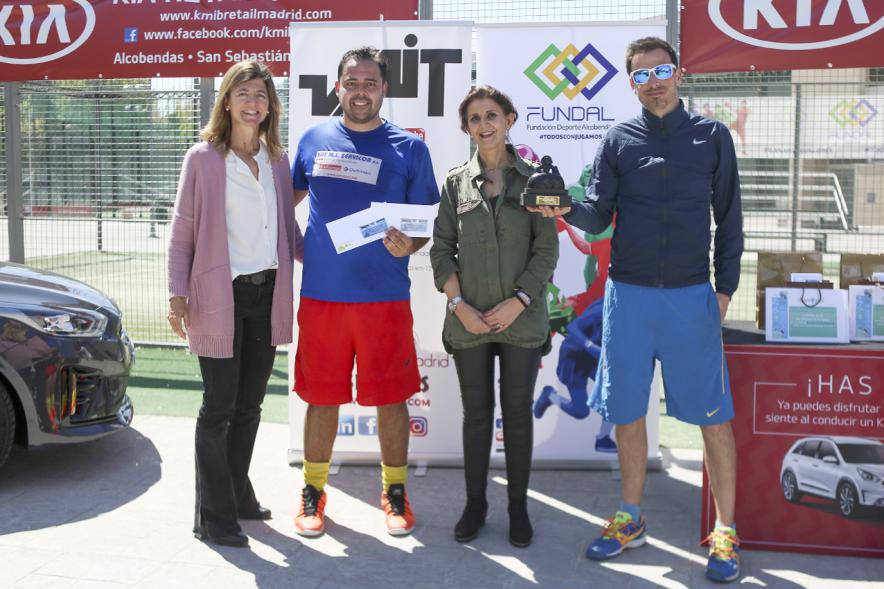 Torneo de Pádel Torrijas Champion Ship a favor de Alex - Posado de Mar Rodríguez concejal de cultura con una responsable del torneo y dos participantes entregando un talón bancario.