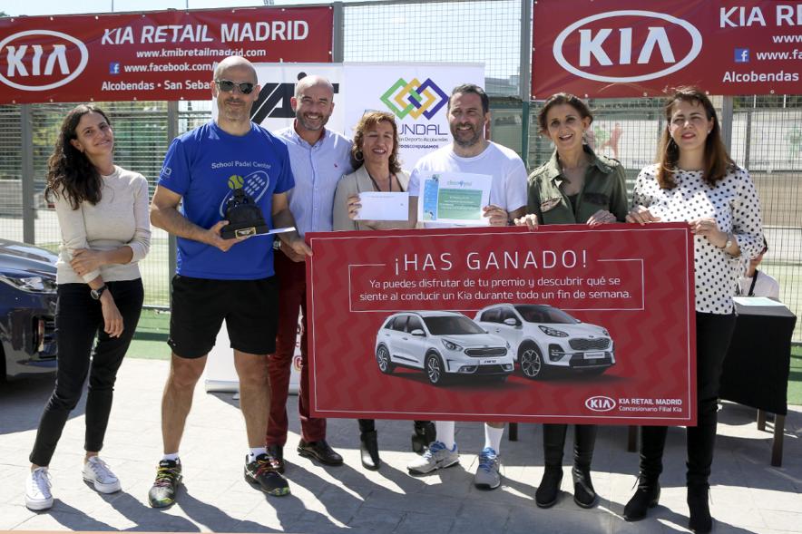 Torneo de Pádel Torrijas Champion Ship a favor de Alex - Imagen de Mar Rodríguez, Ramón Cubian , concejales municipal junto  participantes del torneo.