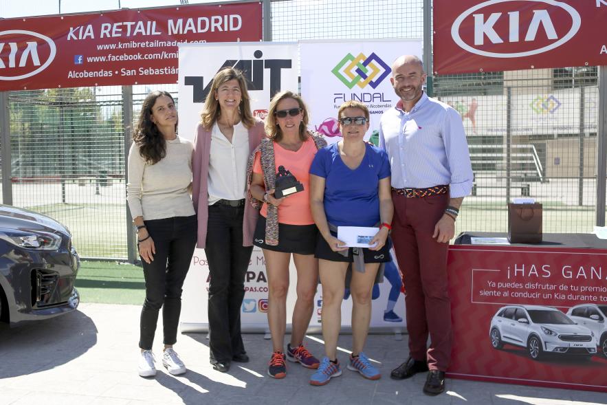 Torneo de Pádel Torrijas Champion Ship a favor de Alex - Posado de varias participantes del torneo con Ramon Cubian y una responsable  de la organización.