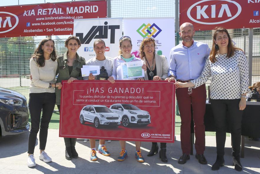 Torneo de Pádel Torrijas Champion Ship a favor de Alex - Imagen de los concejales Mar Rodríguez y Ramón Cubian junto a los ganadores del regalo  de los patrocinadores.