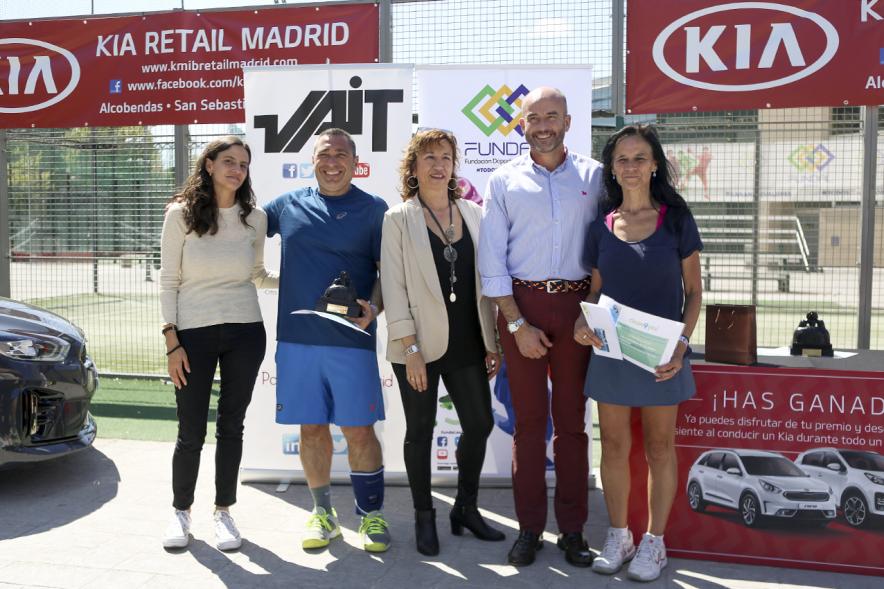 Torneo de Pádel Torrijas Champion Ship a favor de Alex - Imagen del concejal Ramon Cubian con varios participantes del torneo recogiendo el premio de los Patrocinadores.