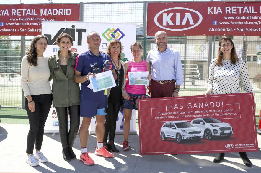 Torneo de Pádel Torrijas Champion Ship a favor de Alex - Posado de Mar Rodríguez concejal de cultura con varios participantes  recibiendo el premio del  Patrocinador.