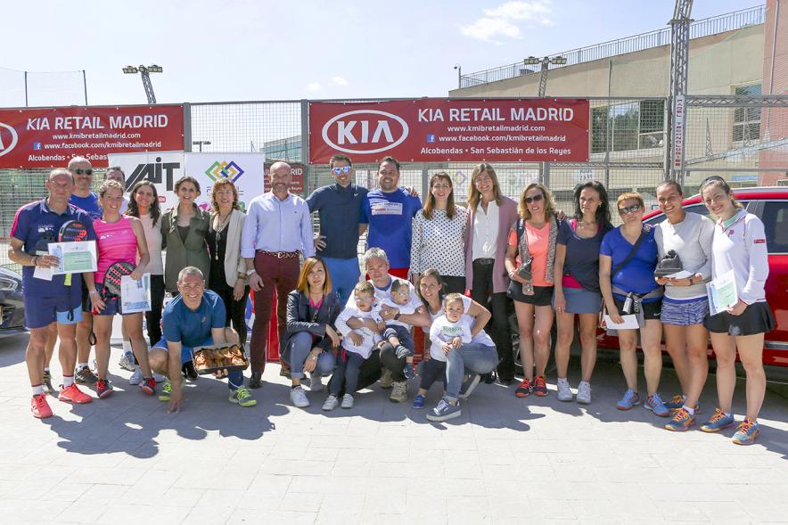 Torneo de Pádel Torrijas Champion Ship a favor de Alex - Posado de todos los participantes y autoridades municipales  junto a los padres con Alex en brazos y sus hermanos.