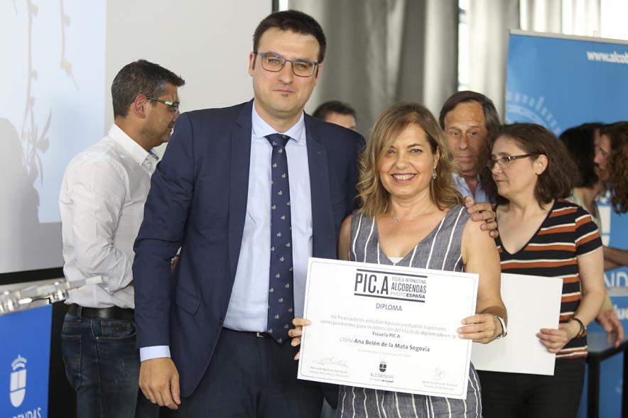 Concejal Miguel Ángel Arranz y alumnos. Graduación alumnos Escuela de Fotografía PIC.A. -2019