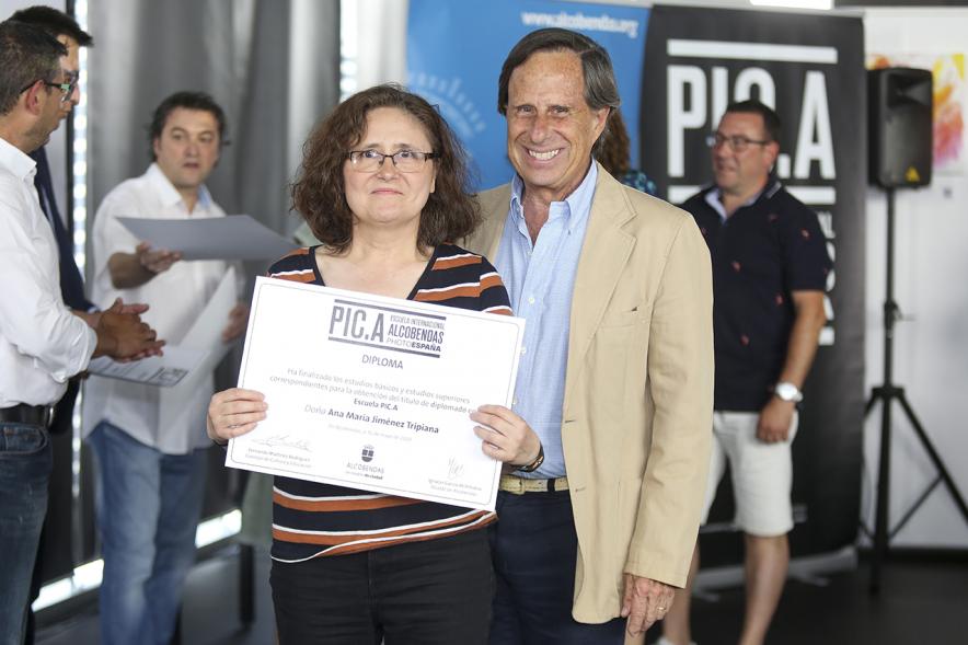 Alcalde Ignacio de Vinuesa y alumnos. Graduación alumnos Escuela de Fotografía PIC.A. -2019
