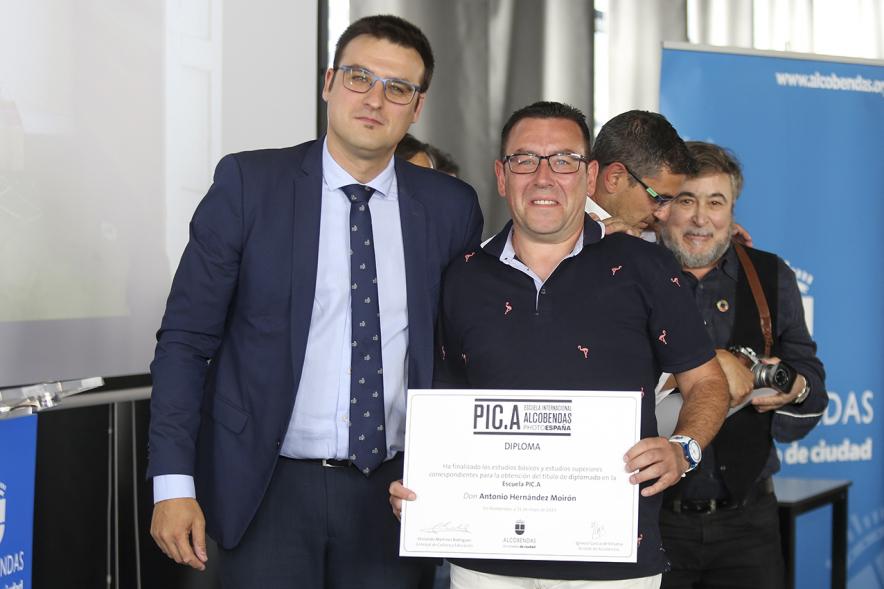 Concejal Miguel Ángel Arranz y alumnos. Graduación alumnos Escuela de Fotografía PIC.A. -2019