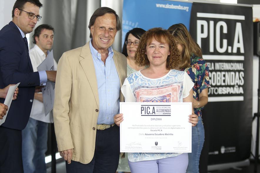 Alcalde Ignacio García de Vinuesa con alumno graduado. Escuela de Fotografía PIC.A. -2019