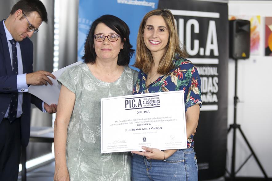 Autoridad con alumno graduado. Escuela de Fotografía PIC.A. -2019