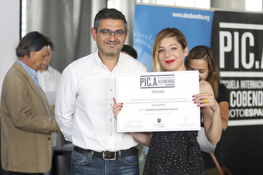 Concejal Rafael Sánchez y alumnos. Graduación alumnos Escuela de Fotografía PIC.A. -20193
