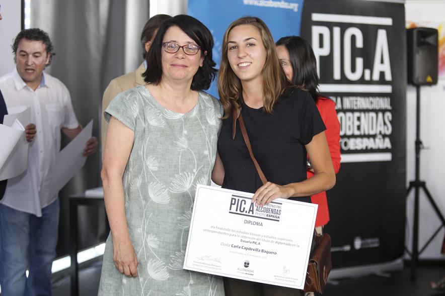 Autoridad con alumno graduado. Escuela de Fotografía PIC.A. -2019