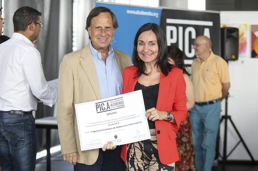 Alcalde Ignacio García de Vinuesa con alumno graduado. Escuela de Fotografía PIC.A. -2019