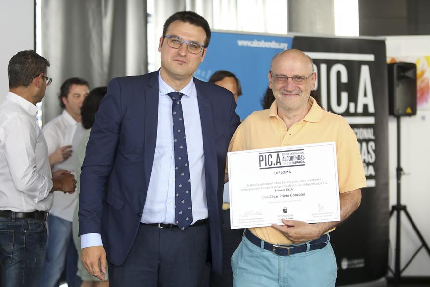 Concejal Miguel Ángel Arranz y alumnos. Graduación alumnos Escuela de Fotografía PIC.A. -2019