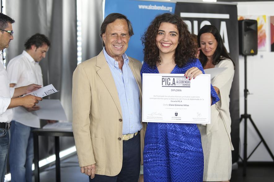 Alcalde Ignacio García de Vinuesa con alumno graduado. Escuela de Fotografía PIC.A. -2019