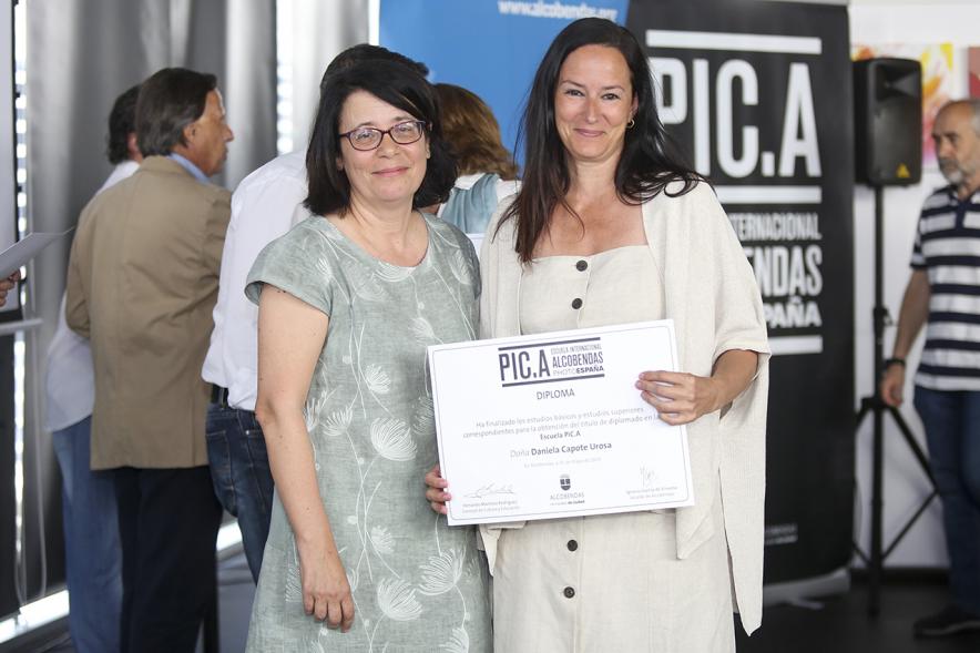 Autoridad con alumno graduado. Escuela de Fotografía PIC.A. -2019
