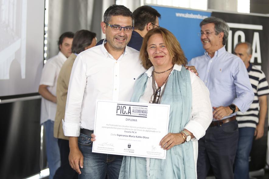 Concejal Rafael Sánchez y alumnos. Graduación alumnos Escuela de Fotografía PIC.A. -2019