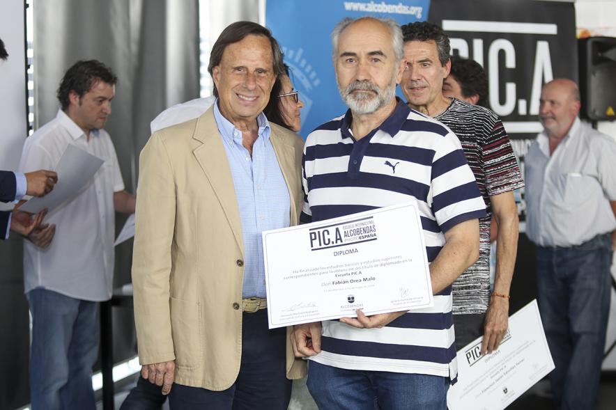 Alcalde Ignacio García de Vinuesa con alumno graduado. Escuela de Fotografía PIC.A. -2019