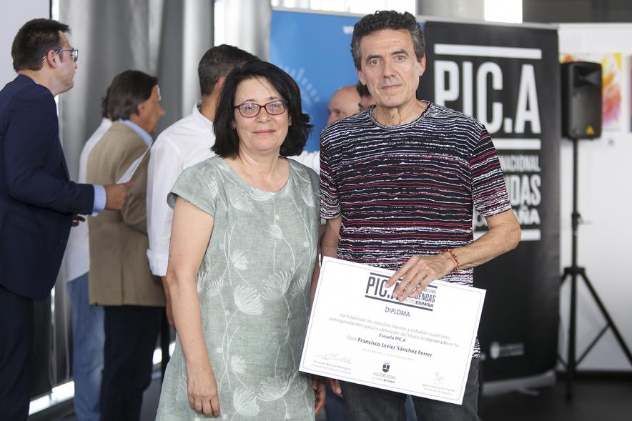 Autoridad con alumno graduado. Escuela de Fotografía PIC.A. -2019