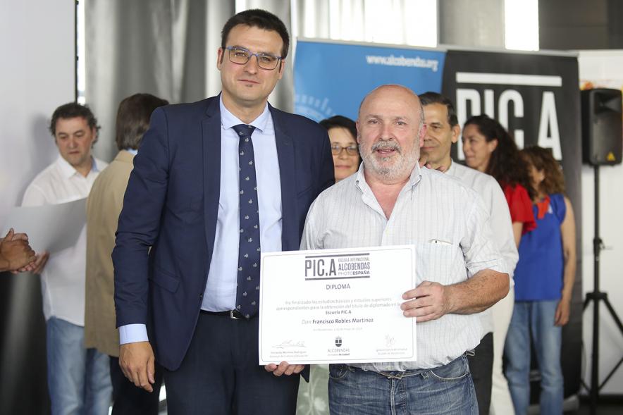 Concejal Miguel Ángel Arranz y alumnos. Graduación alumnos Escuela de Fotografía PIC.A. -2019