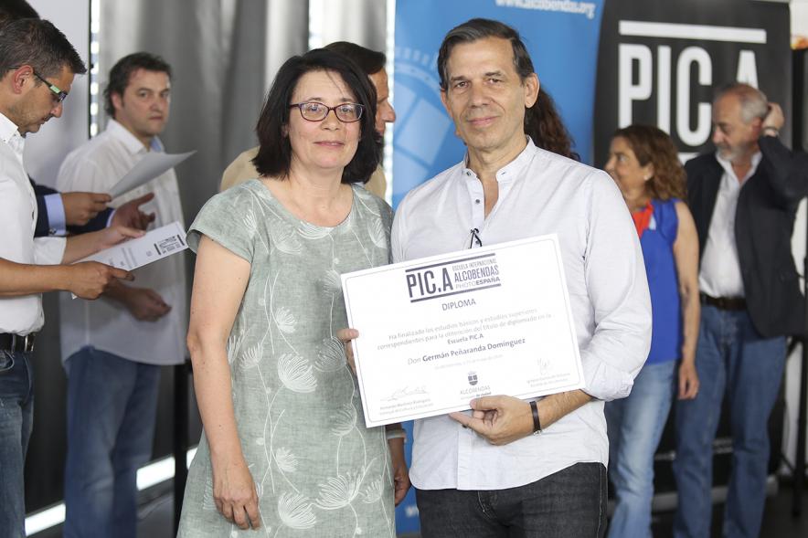 Autoridad con alumno graduado. Escuela de Fotografía PIC.A. -2019