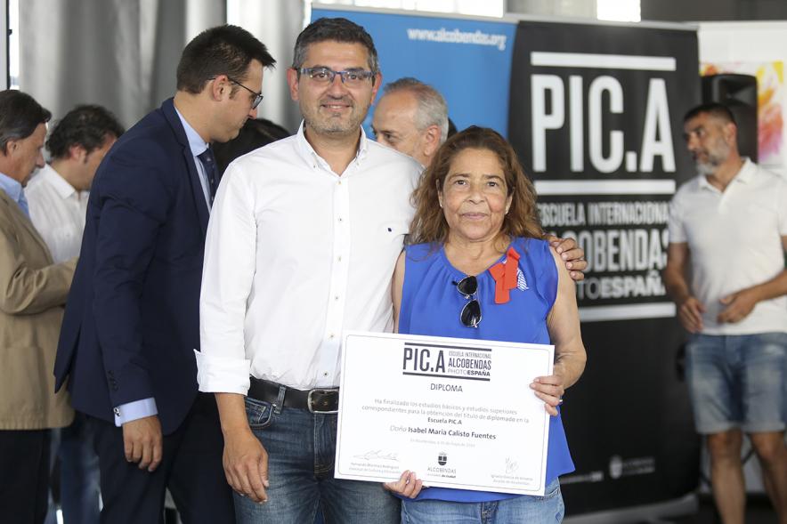 Concejal Rafael Sánchez y alumnos. Graduación alumnos Escuela de Fotografía PIC.A. -2019