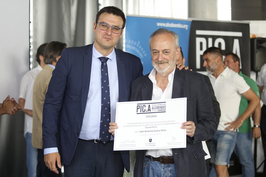  Concejal Miguel Ángel Arranz y alumnos. Graduación alumnos Escuela de Fotografía PIC.A. -2019