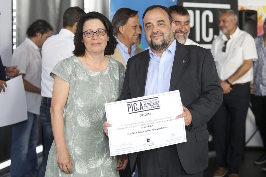 Autoridad con alumno graduado. Escuela de Fotografía PIC.A. -2019