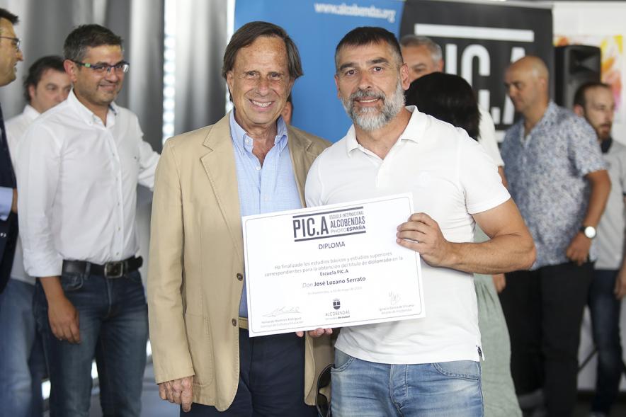 Alcalde Ignacio García de Vinuesa con alumno graduado. Escuela de Fotografía PIC.A. -2019